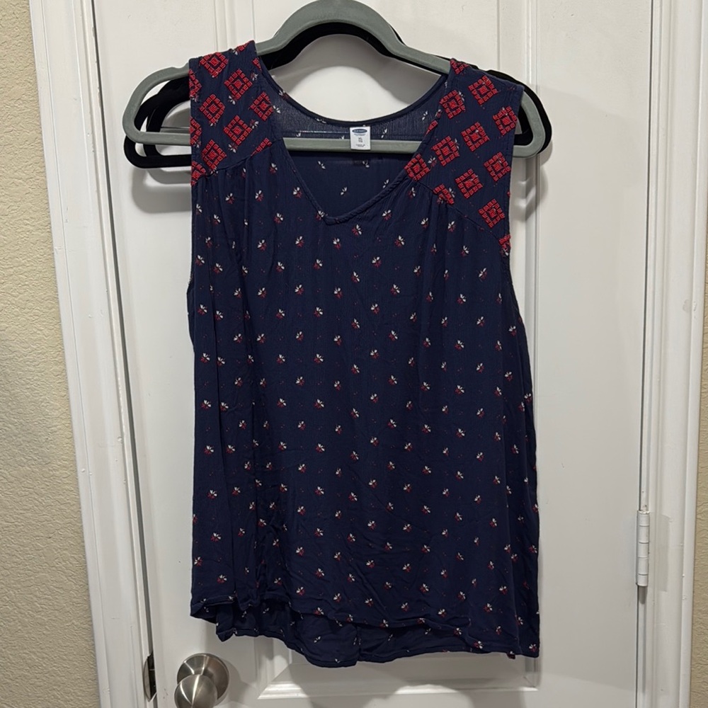 Old Navy Blue Tank Top with Scoop Neck and Sleeveless Design